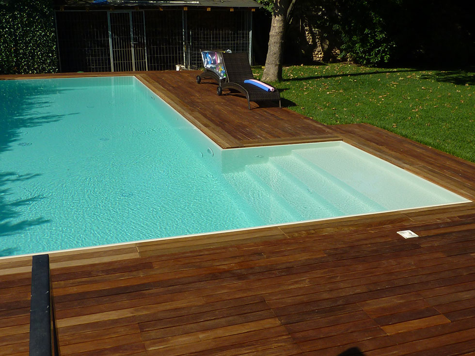 Particolare di rivestimento piscina esterna in legno Ipè, essenza apprezzata per le sue caratteristiche di resistenza, flessibilità e durezza. Realizzato da Linealegno Borgosatollo Brescia